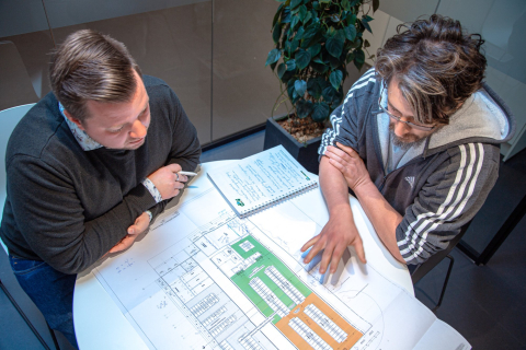 Tekenaars Sven & Jonas rond een plan