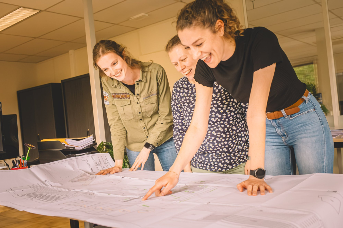 3 Collega's kijken naar een plan