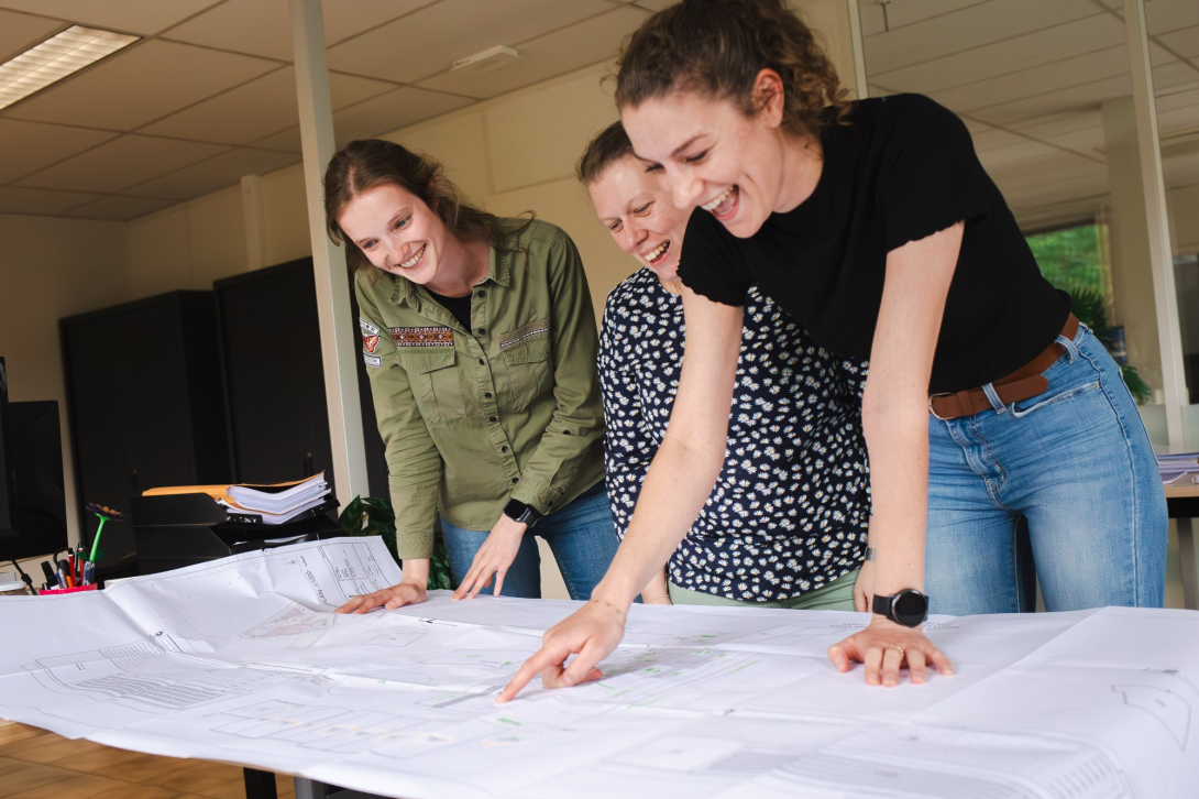 Collega's kijken samen naar plan