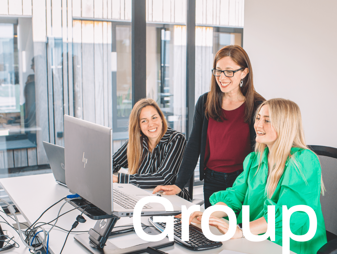 Collega's aan computer